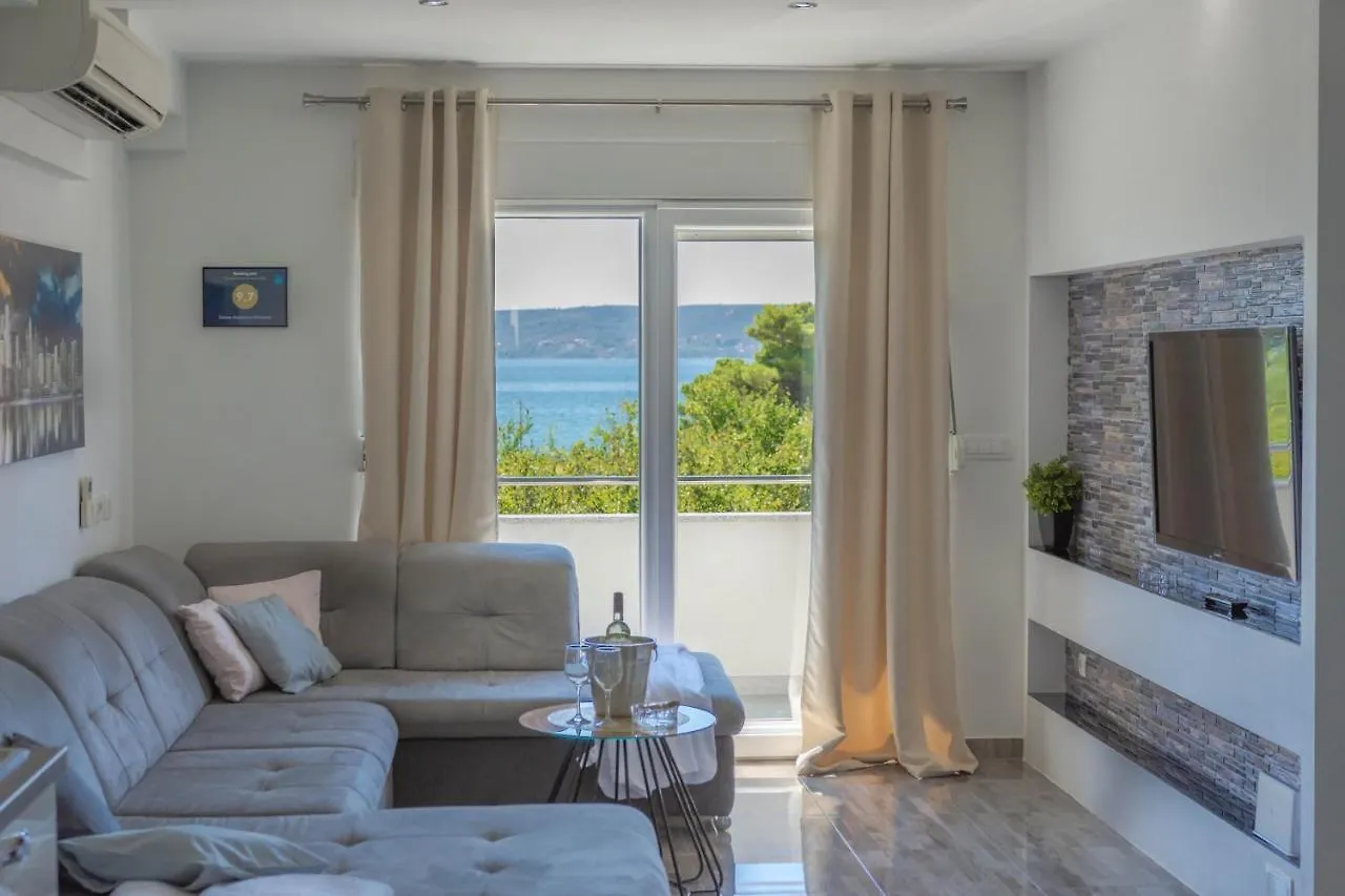 Apartments By The Sea Kastel Stafilic, Kastela - 21087 0*,  Chorvatsko