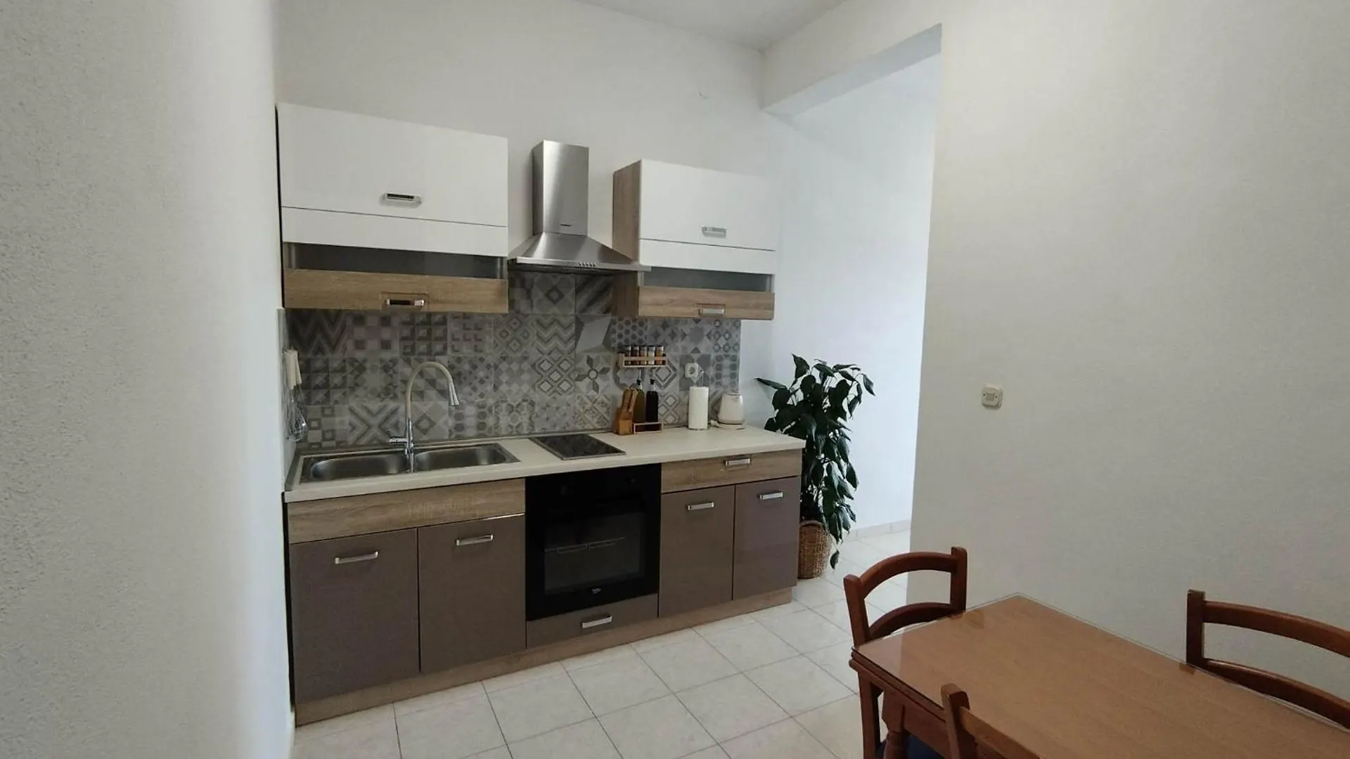 Apartments By The Sea Kastel Stafilic, Kastela - 21087 0*,  Croatia